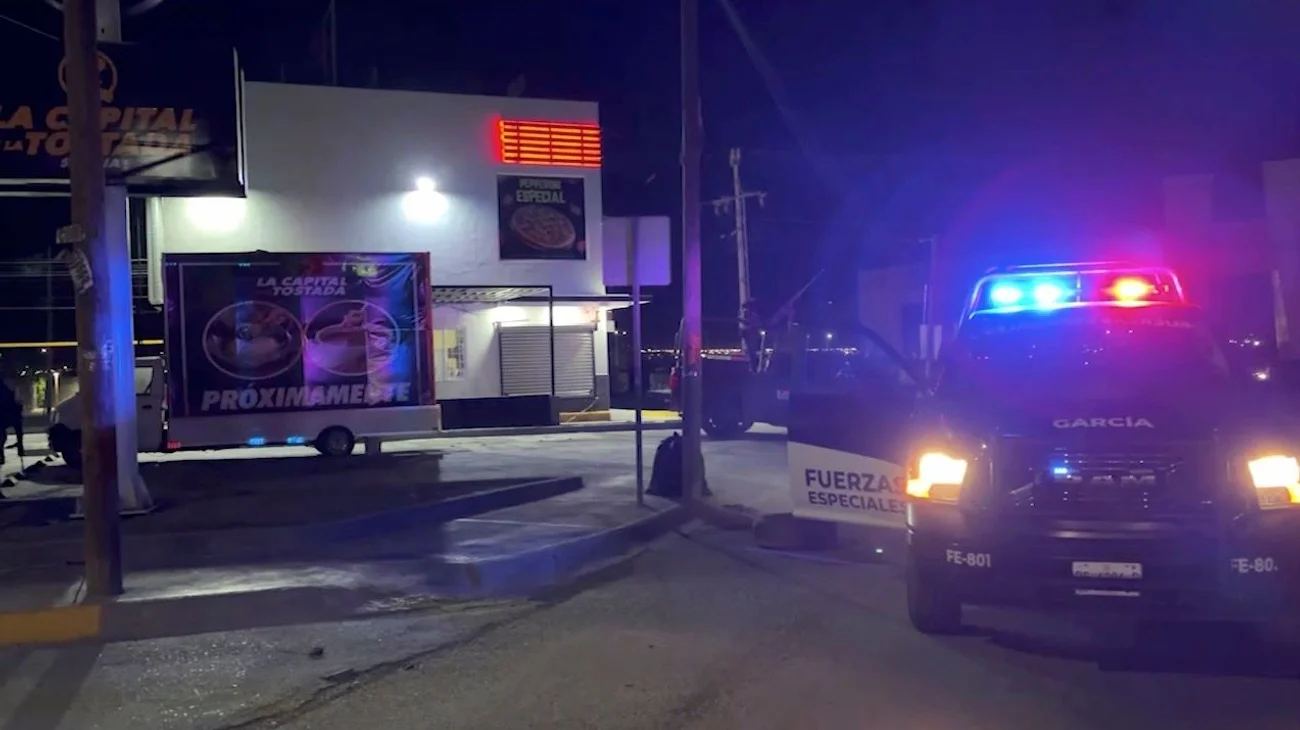 Balean a pareja afuera de una pizzería en García