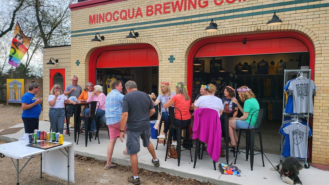 Cierran bar que prometía cerveza gratis al morir Trump