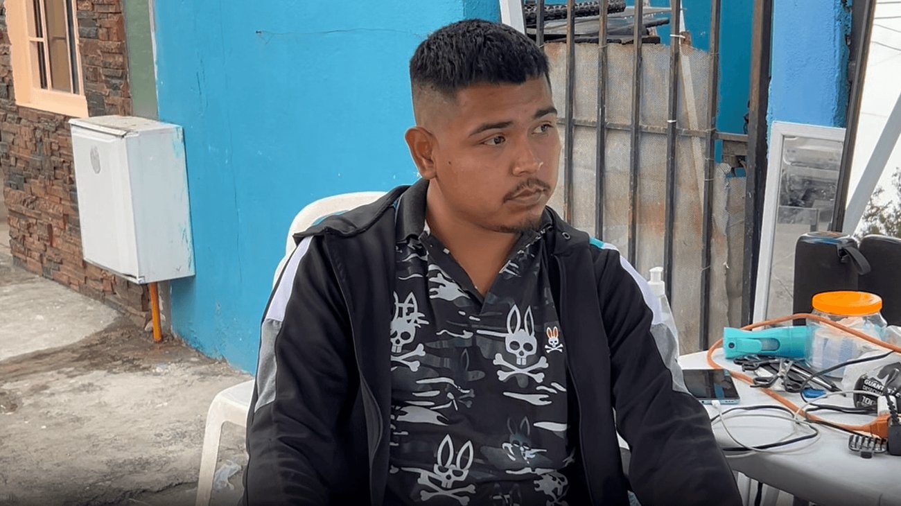 Joven apuesta por barbería tras quedarse sin empleo