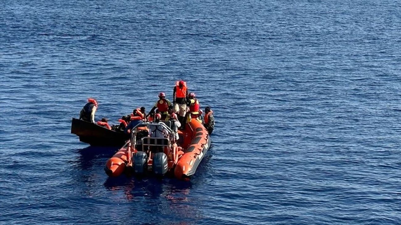 Rescatan a 14 inmigrantes flotando en alta mar