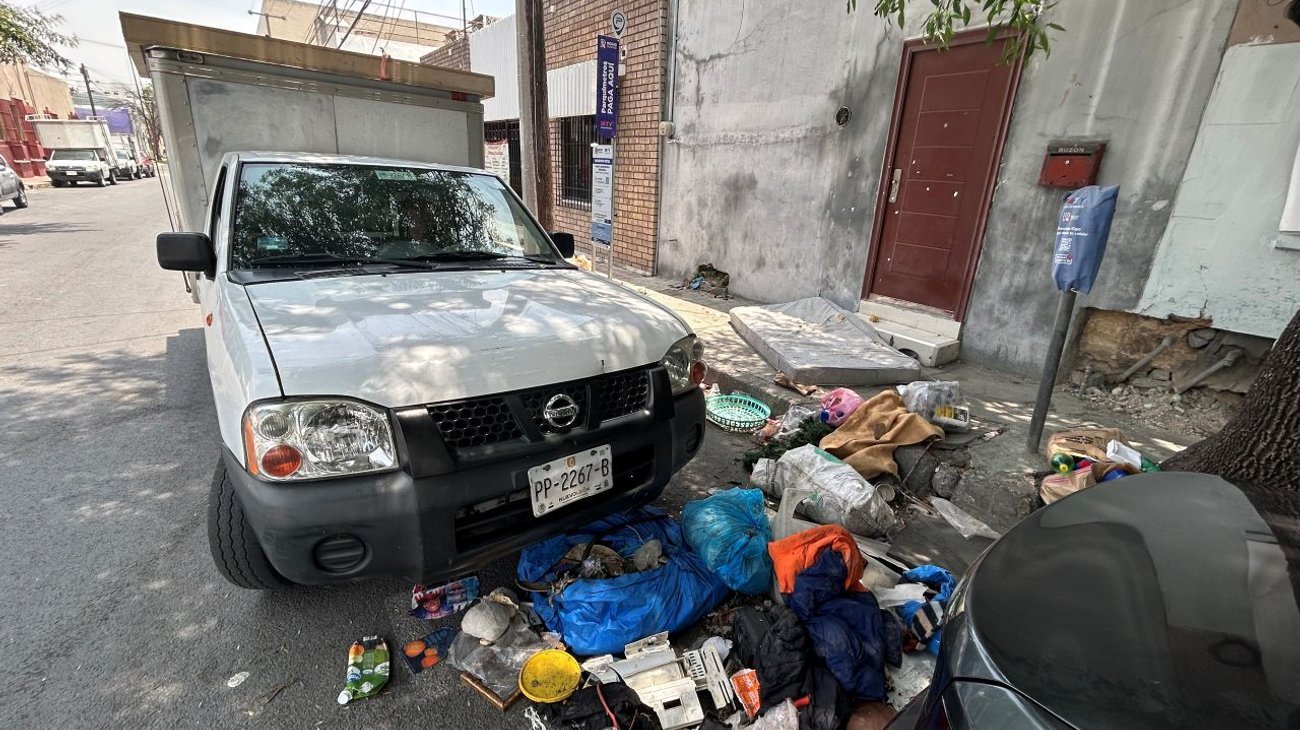 Vecinos exigen frenar tiradero clandestino en centro de Monterrey