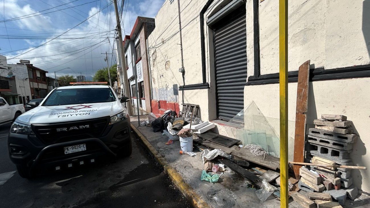 Obstaculizan banqueta con basura y escombro en Monterrey