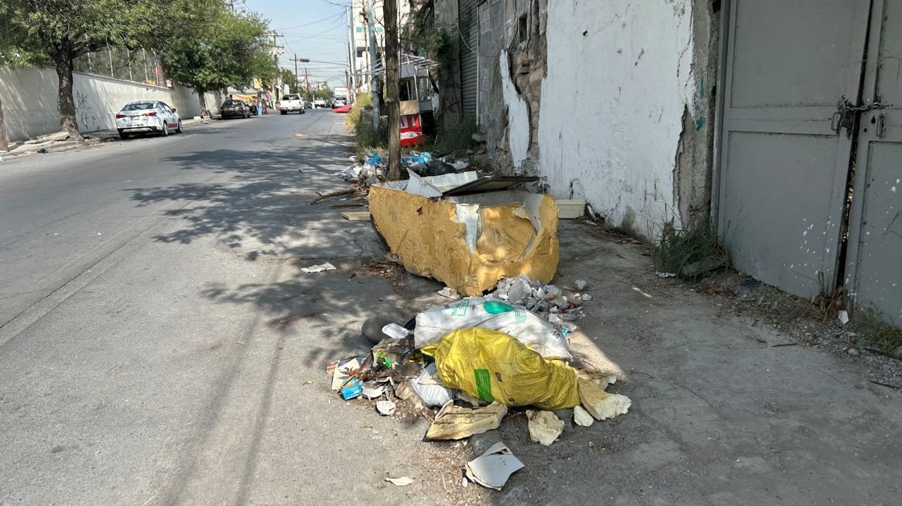 Abandonan hielera y "encadenan” carrito de tacos en banqueta