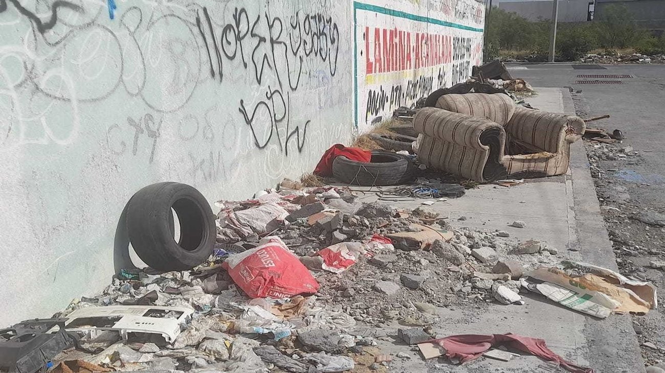 Dejan "bazar" de desechos y basura en calles de La Alianza