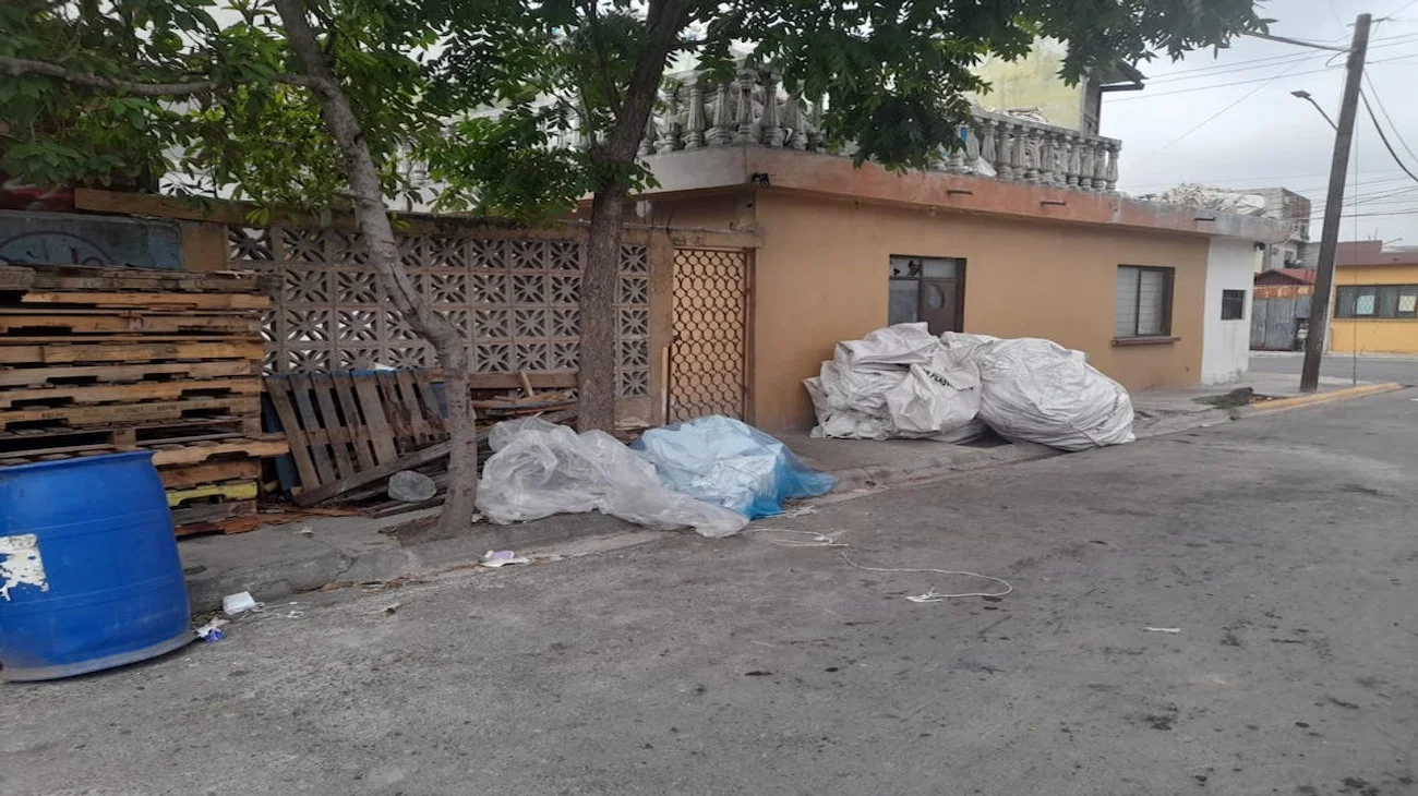 Obstruyen banqueta con costales y tarimas en la Moderna