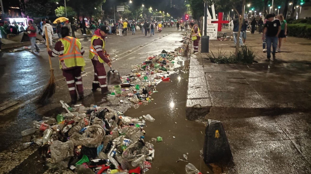 Toneladas de basura inundanCDMX tras el triunfo de la selección