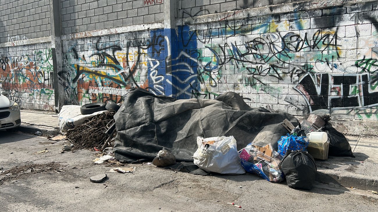 Vecinos denuncian basurero en calles de la colonia Treviño