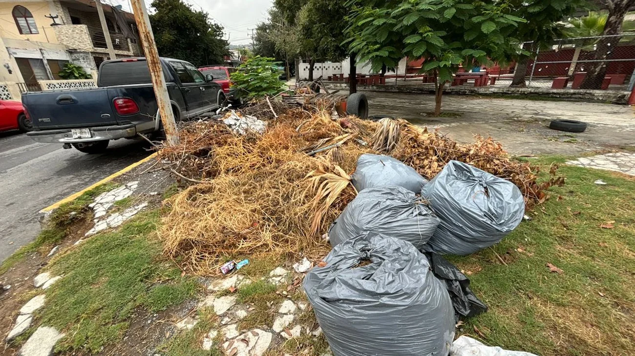Denuncian tiradero de basura en la entrada de escuela