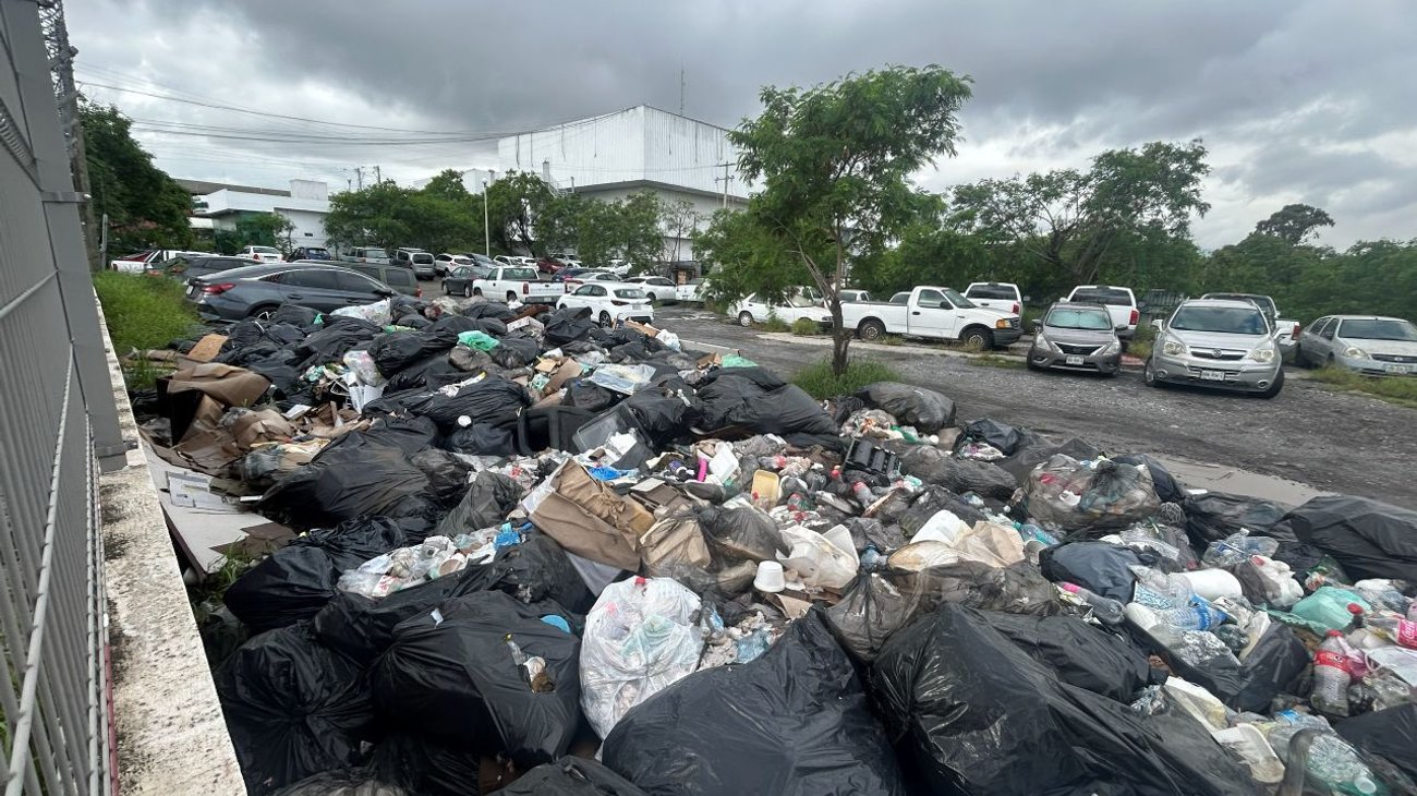 Se acumula basura en estacionamiento del Palacio Federal 