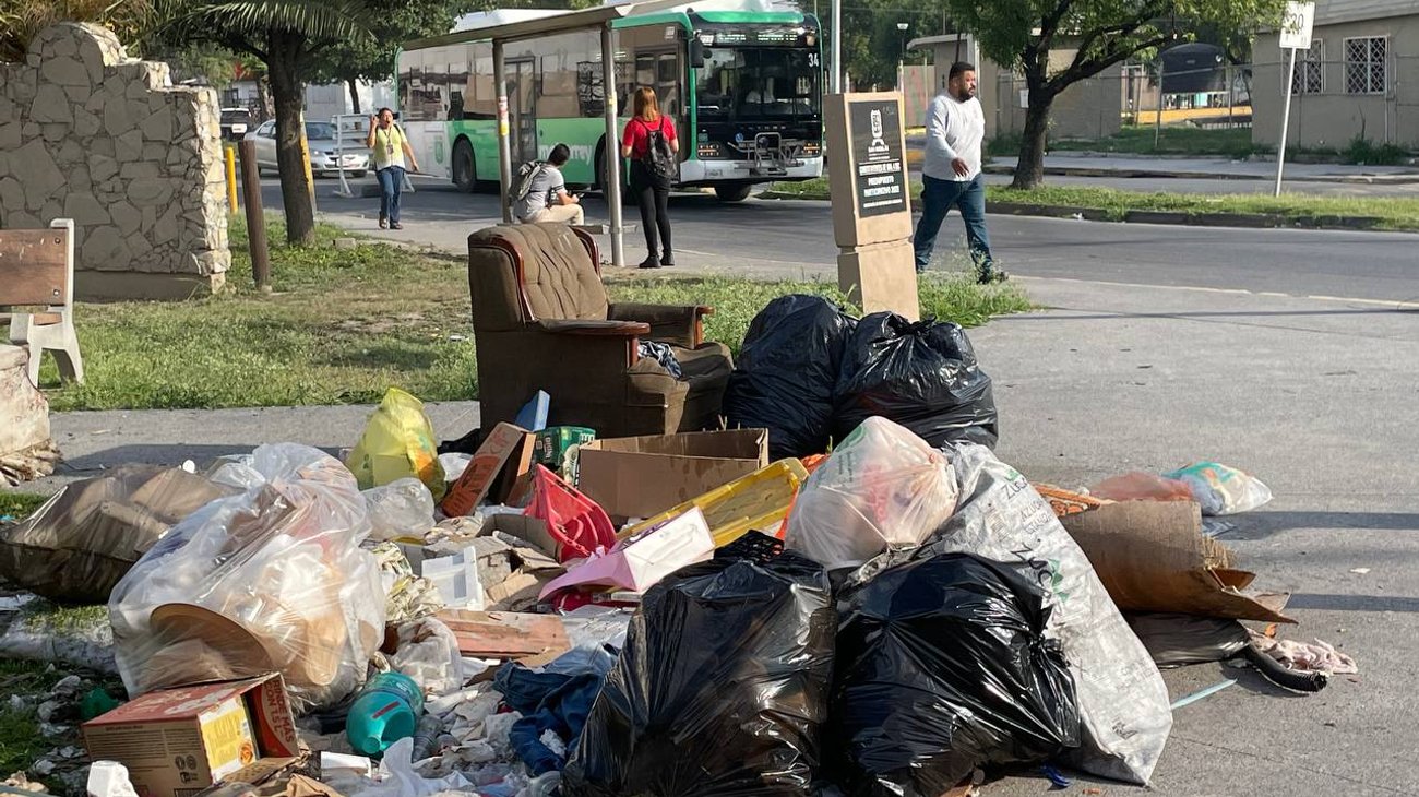 Esperan el camión en medio de tiradero en San Nicolás