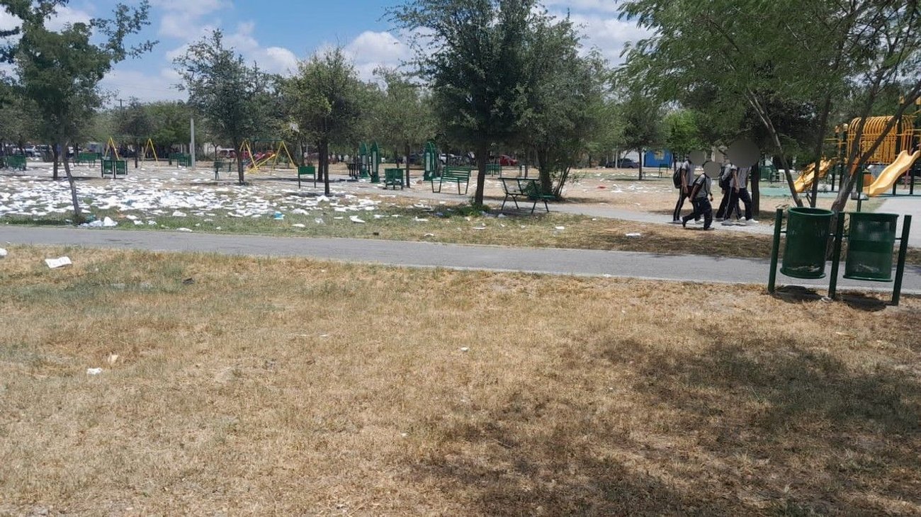 Alumnos destruyen libros en parque y dejan mucha basura
