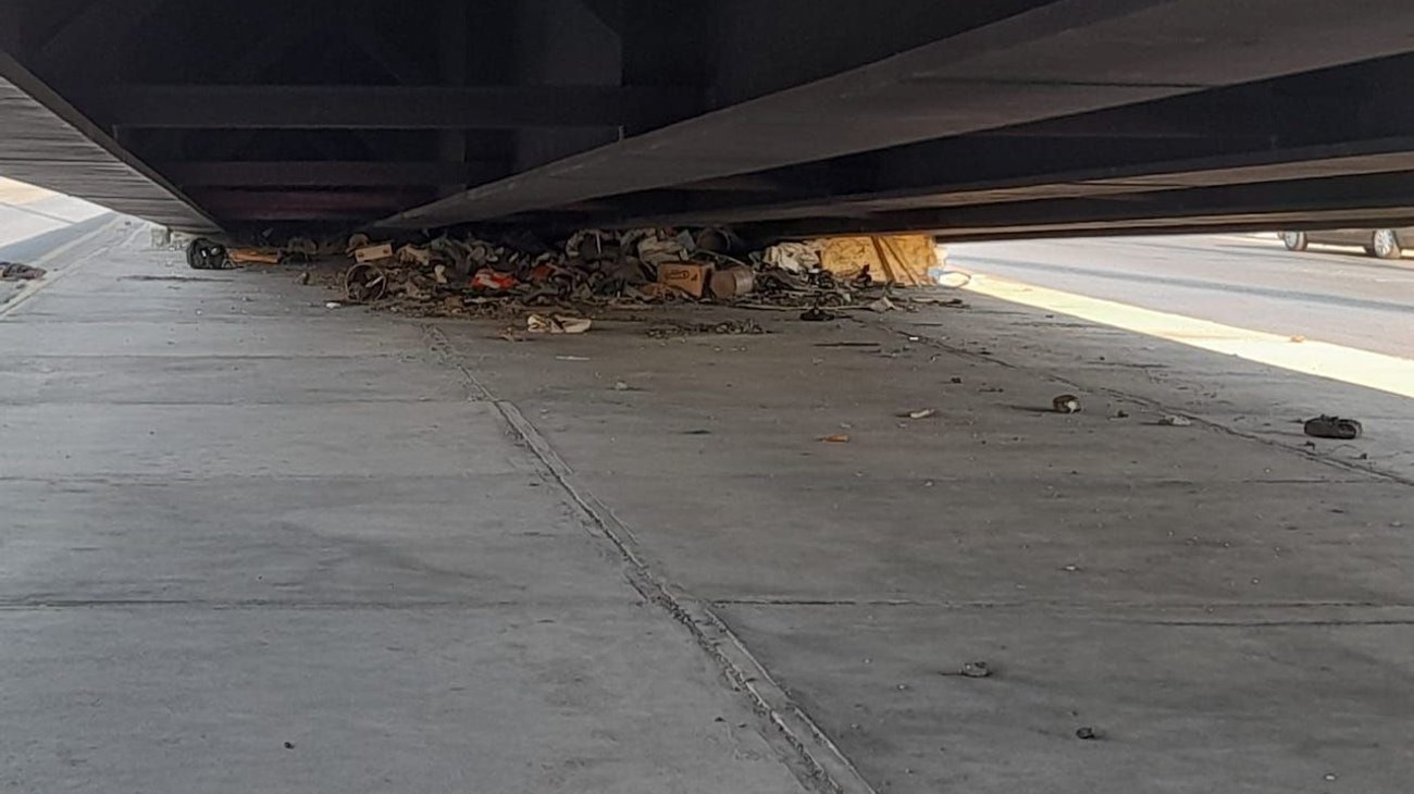 Se convierte bajos de puente en escondite de basura