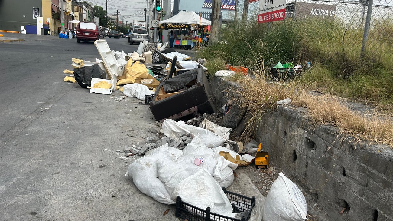 Hacen mega basurero y estorban calle en la colonia Independencia