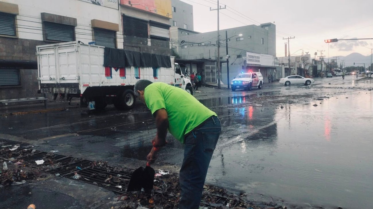 Rescatan a dos personas atrapadas por lluvias en Monterrey
