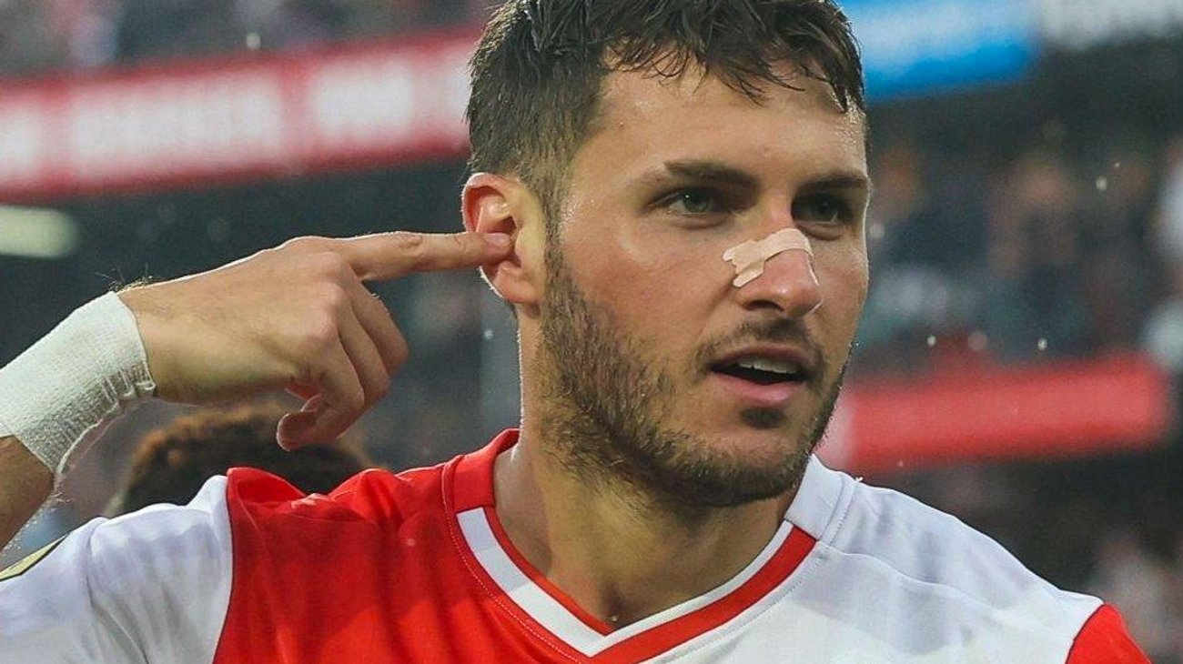 Santiago Giménez, doblete y primer triunfo del Feyenoord