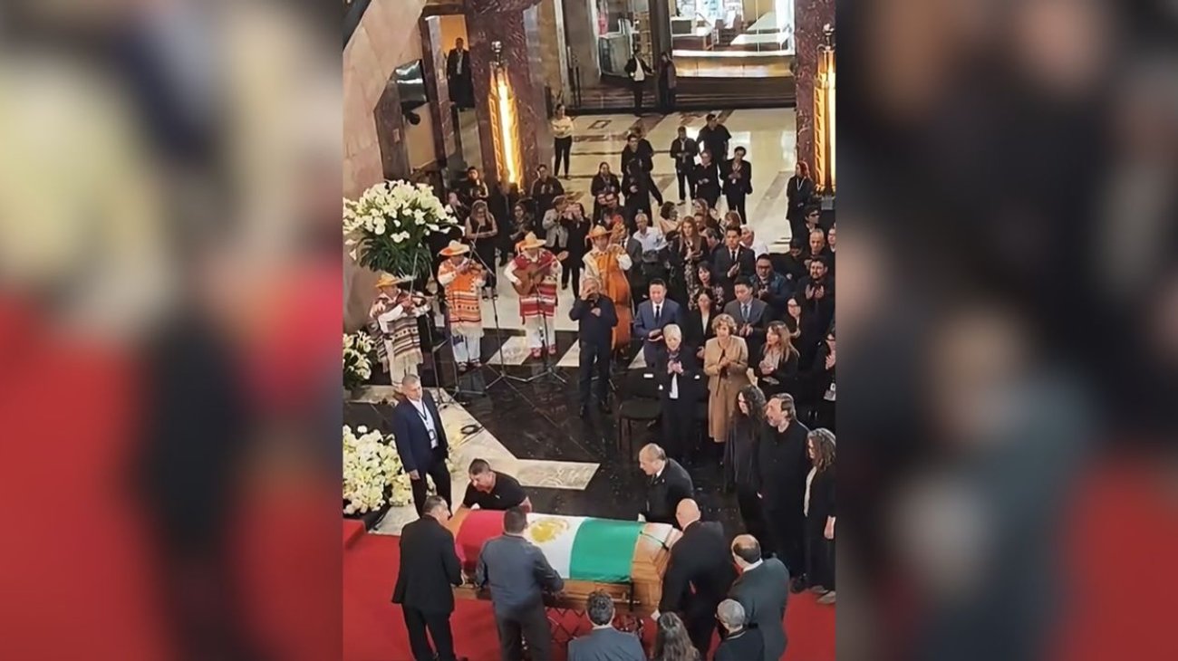 Se congregan en Bellas Artes para despedir a Cuauhtémoc Cárdenas 