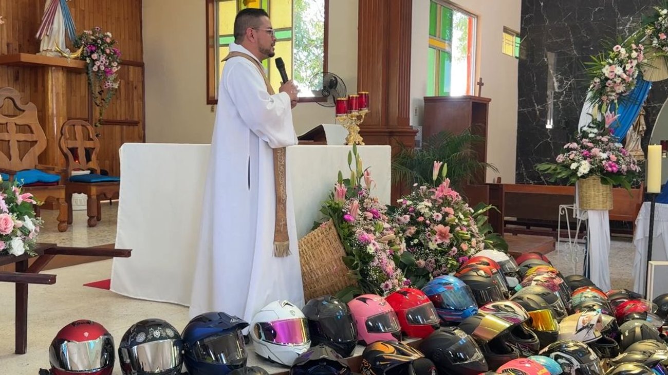 Bendicen cascos en celebración a la Virgen del Rosario en Llera