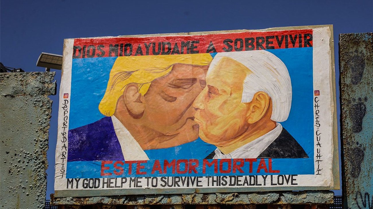 Biden y Trump se besan en pintura de protesta en muro 