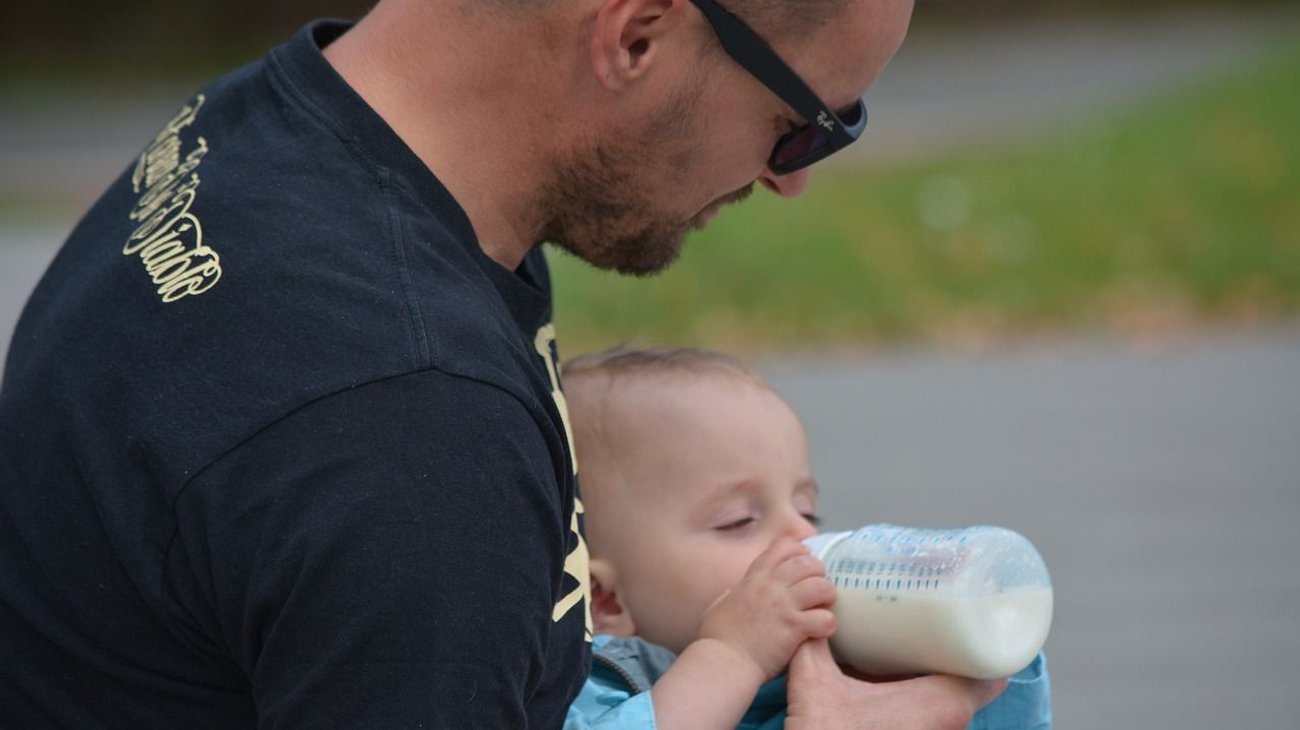 Bienestar apoya hasta con $3,600 por hijo a padres solteros