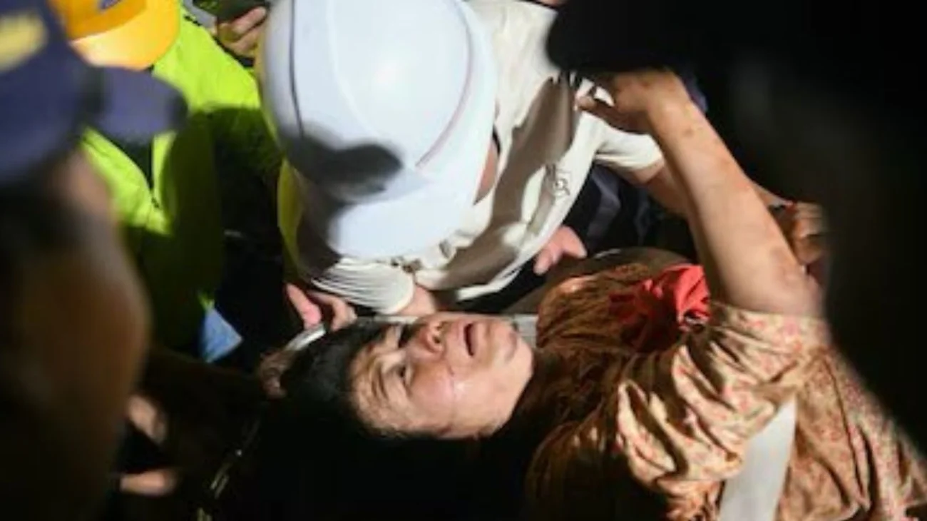 Rescatan a mujer que estuvo 30 horas bajo escombros de Birmania