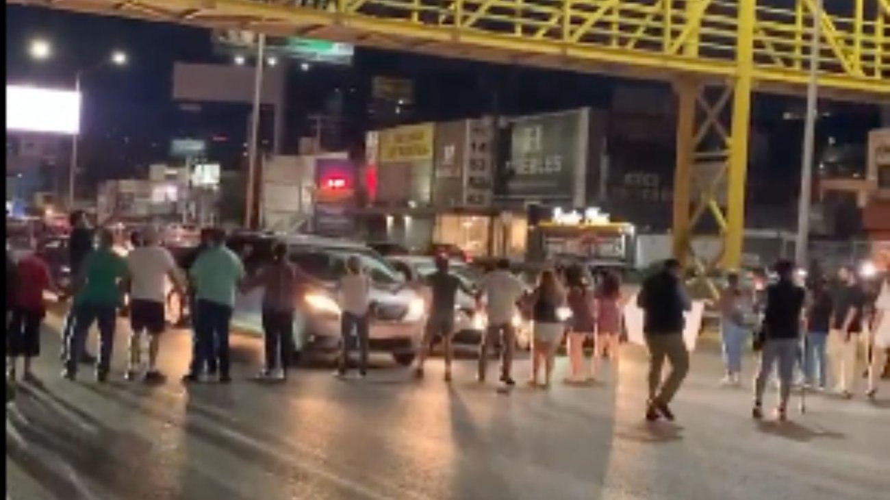 Bloquean nuevamente la avenida Gonzalitos por falta de agua