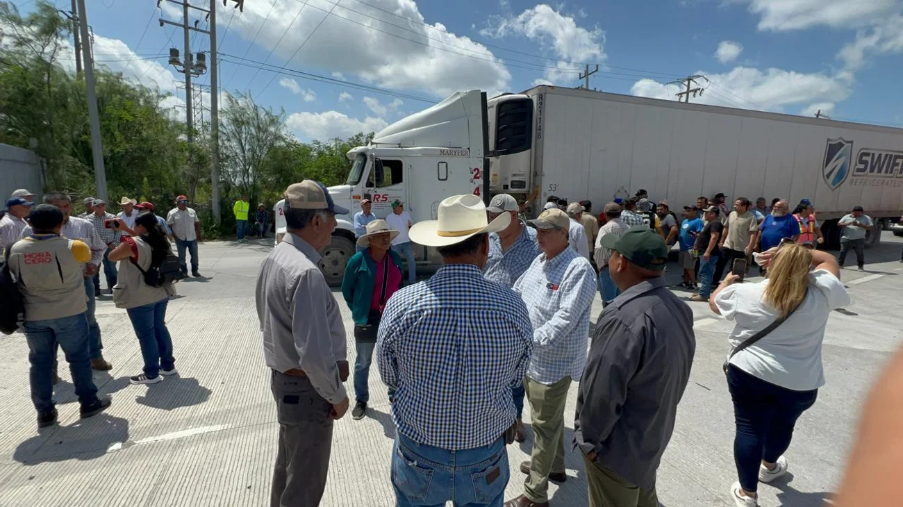 Bloquean campesinos el puente Reynosa-Pharr; protestas escalan