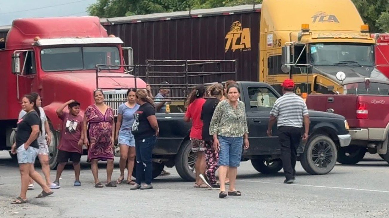 Cierran pobladores Carretera Nacional ante falta de luz