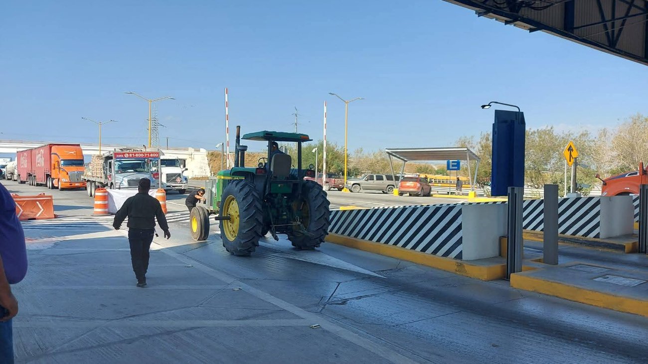 Sigue lucha de agricultores; bloquean carretera Matamoros-Reynosa