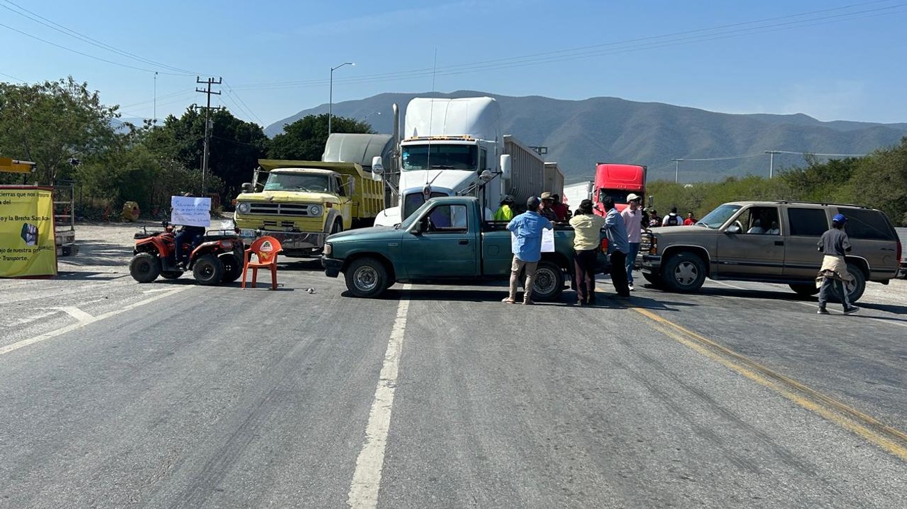 Bloquean ejidatarios carretera para exigir pago de tierras