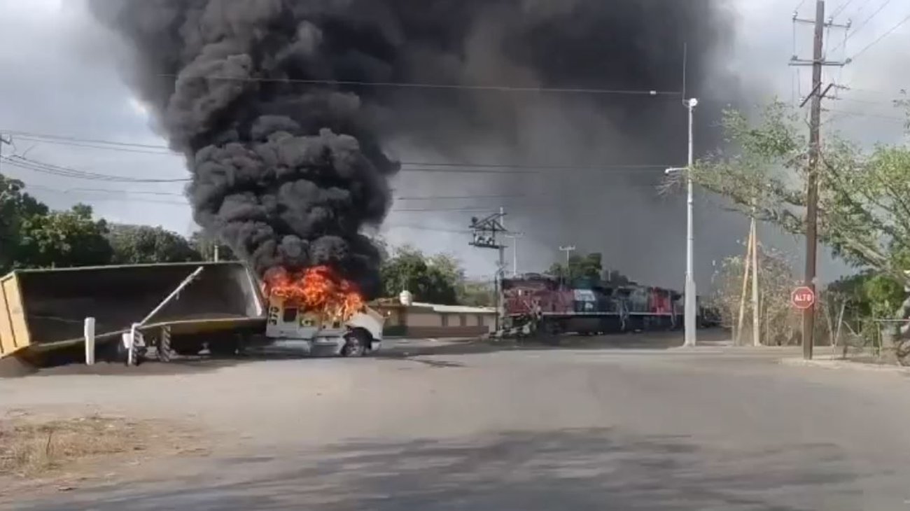 Ataque armado deja agentes heridos y provoca bloqueos en Colima