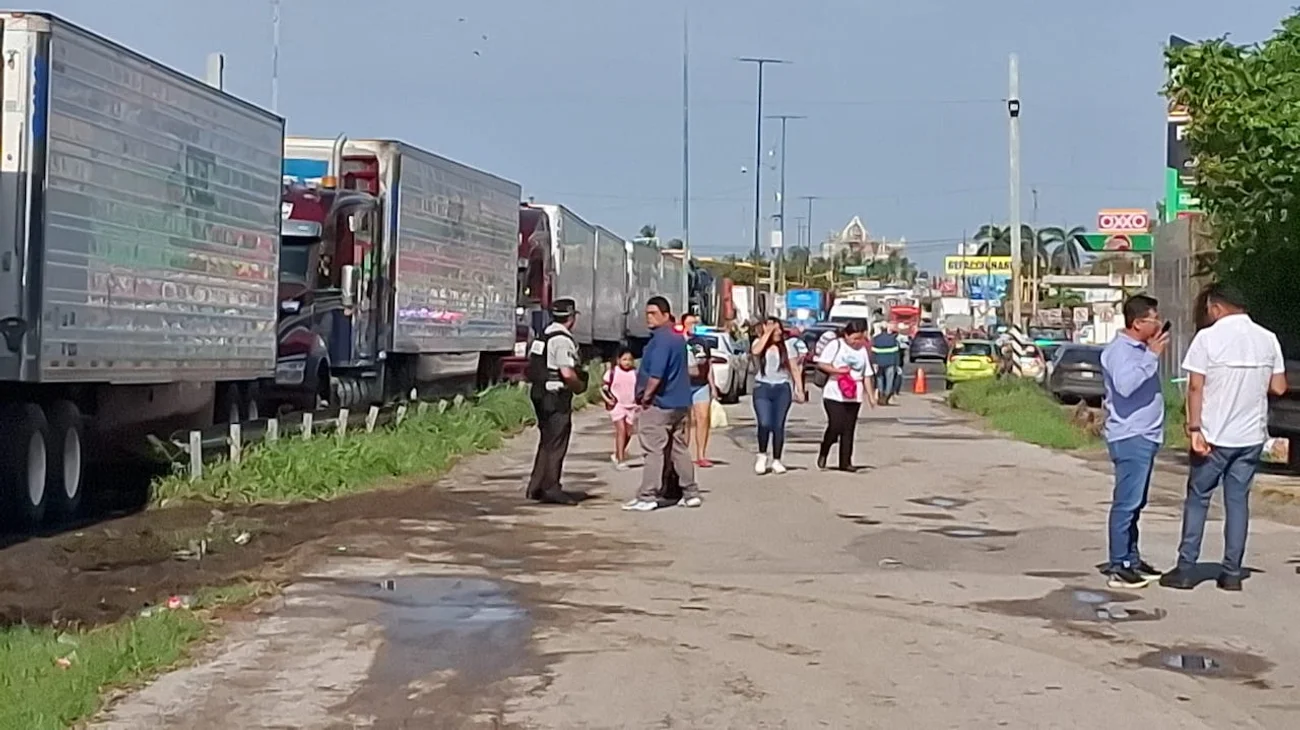 Cumplen 24 horas de bloqueo por inundaciones en El Moralillo