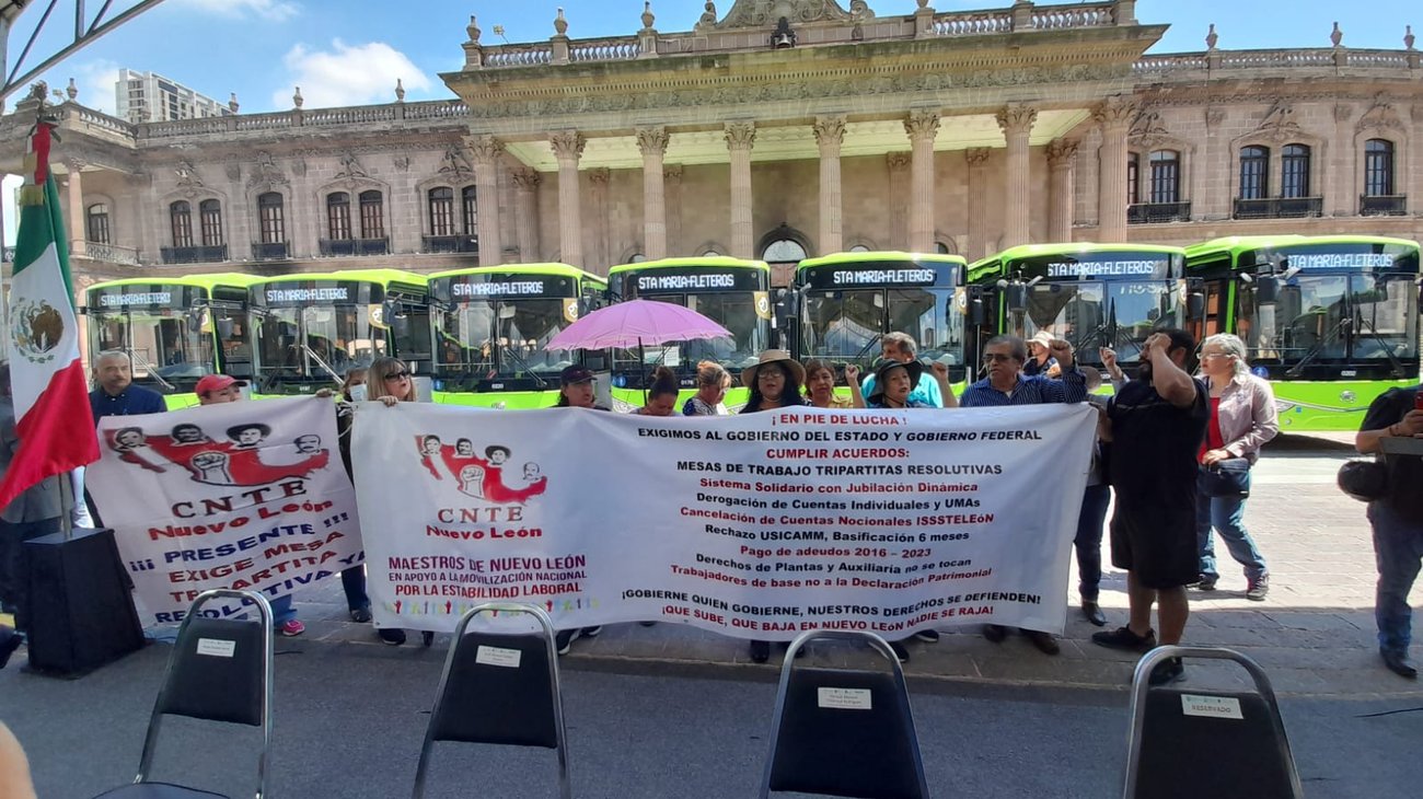 Boicotean maestros entrega de las 30 nuevas unidades urbanas