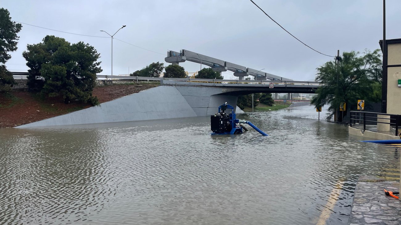 Bombean agua para liberar encharcamiento en Constitución