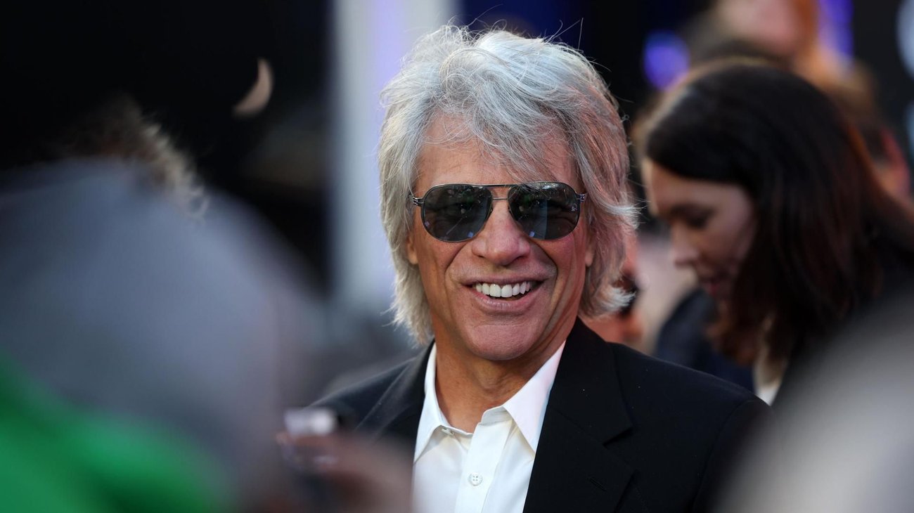 Jon Bon Jovi suspende concierto en NY por un problema con la voz