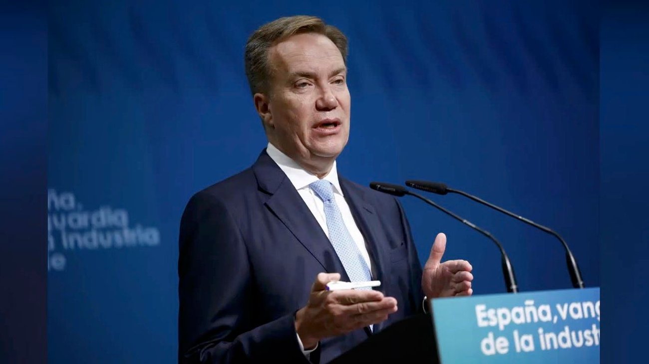 Deja puesto presidente de Foro Económico por relación con Epstein