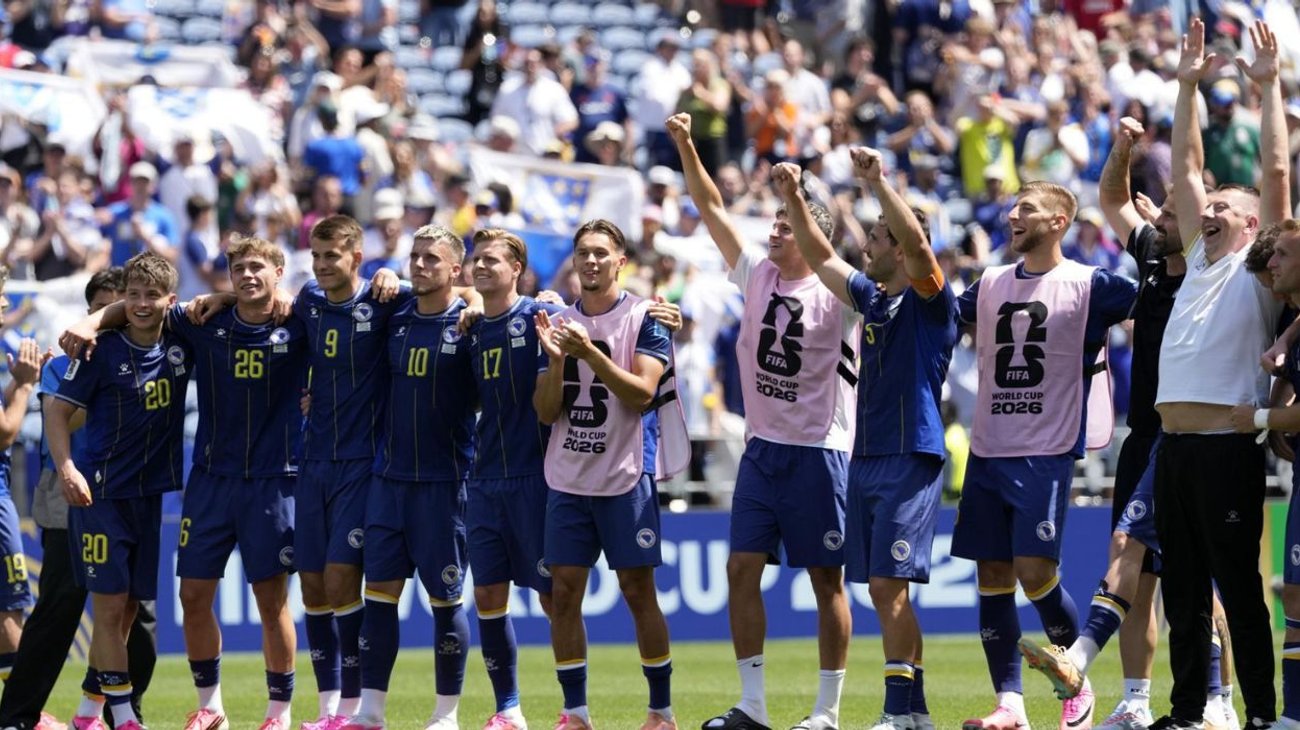 Bosnia vence a Qatar y se acerca a 16vos del Mundial FIFA™