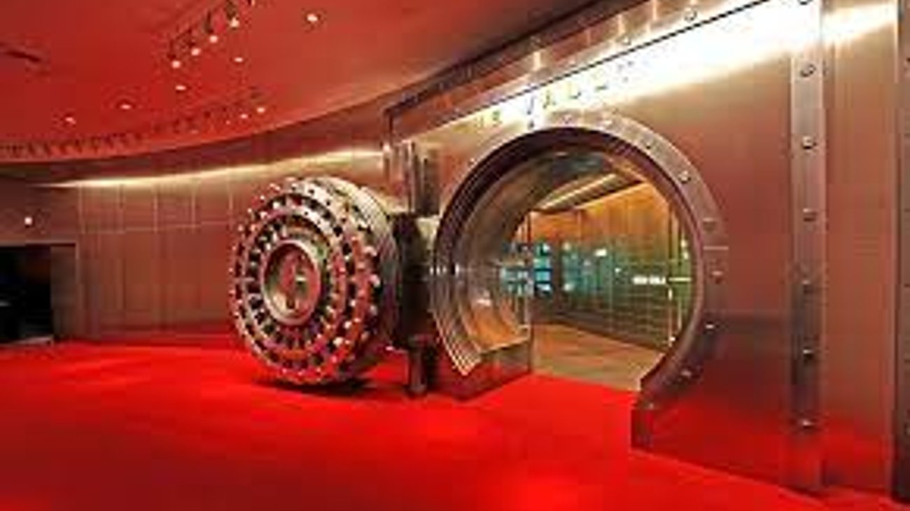 Queda cliente atrapado en bóveda de un banco en Nueva York