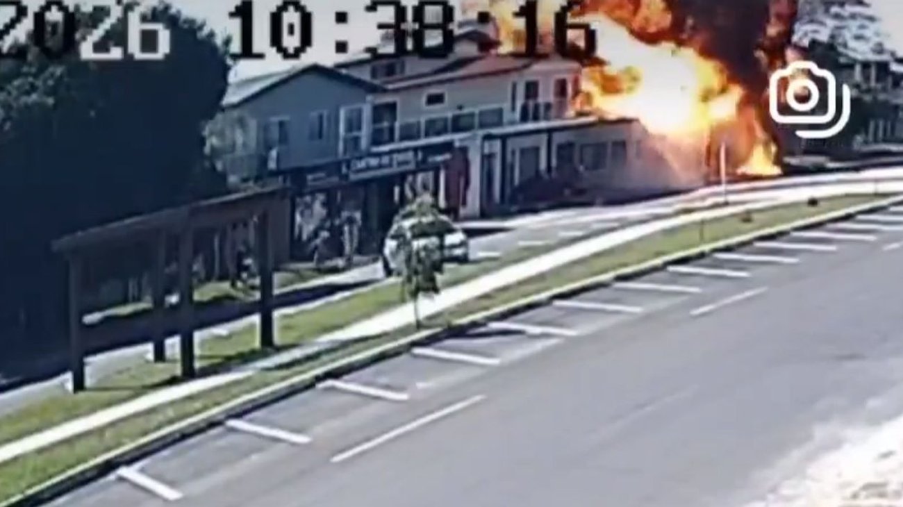 Avión monomotor se estrella contra restaurante y mueren cuatro