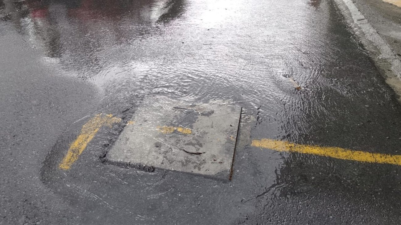 Brota agua potable de un registro en Monterrey 
