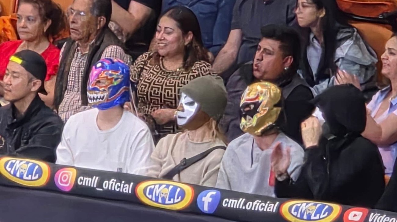 Asisten integrantes de BTS a lucha libre y saludan a Místico