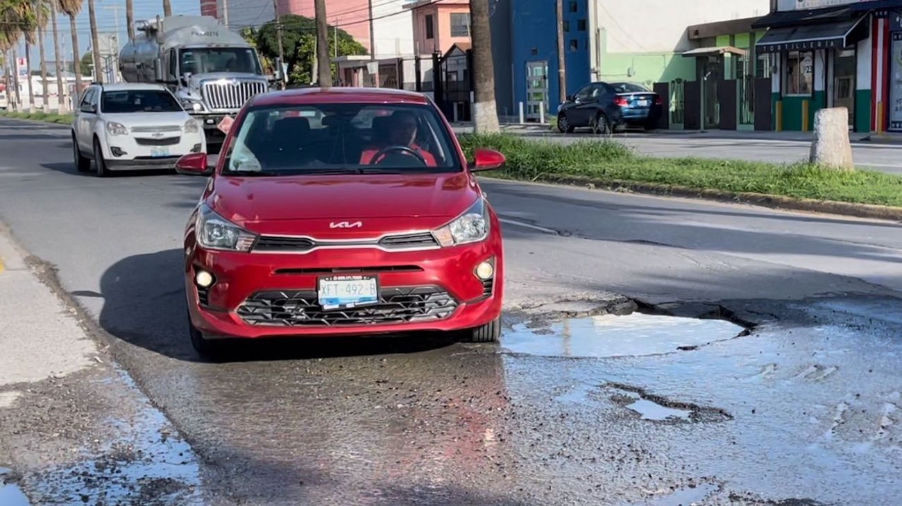 Piden reparar peligroso bache en el Bulevar del Maestro