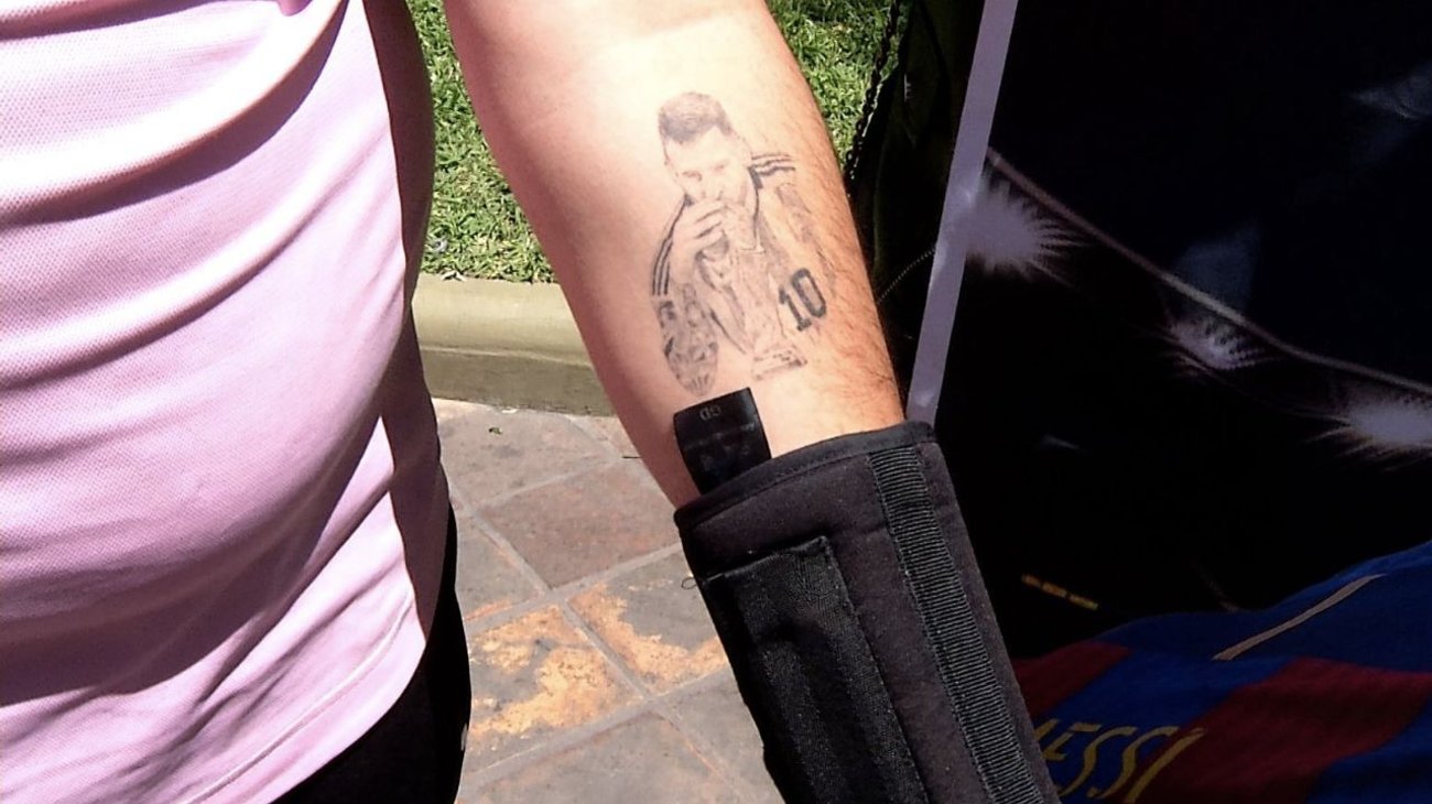 Busca aficionado que Messi firme su tatuaje de 2022