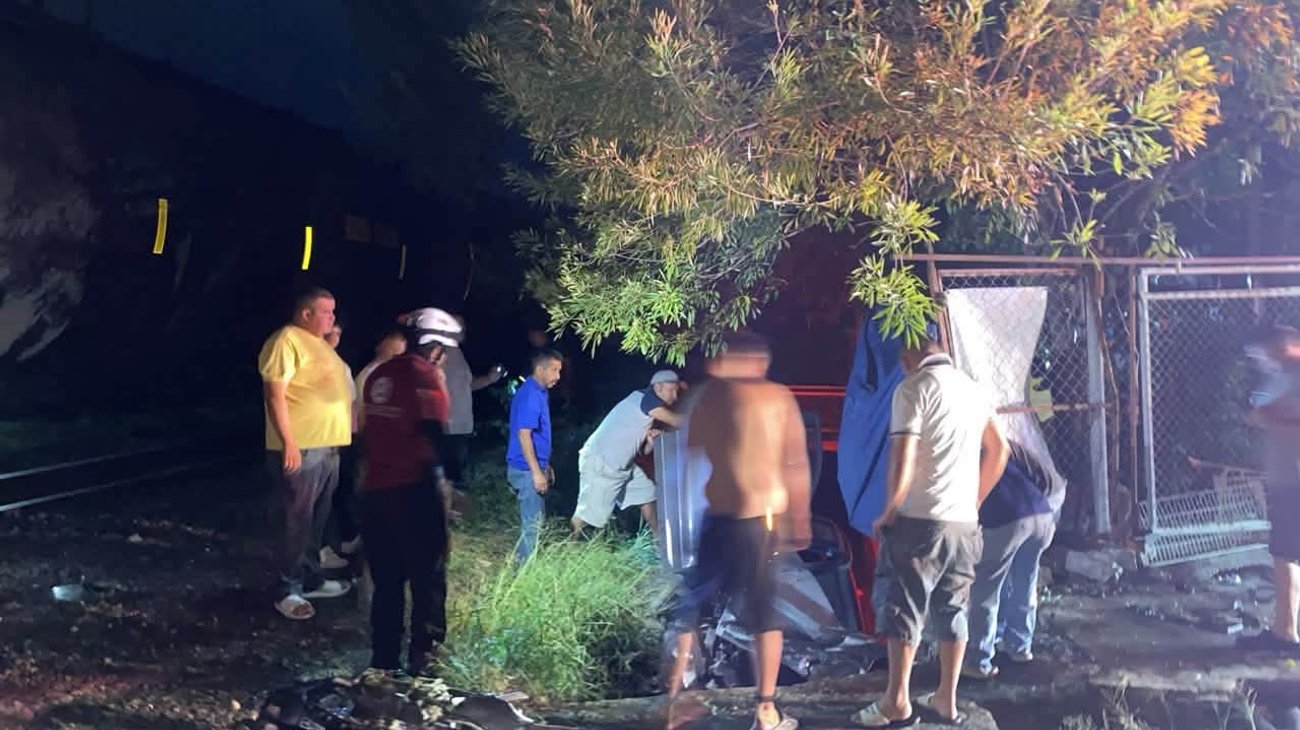 Tren arrastra camioneta hasta canal en Linares; hay dos afectados