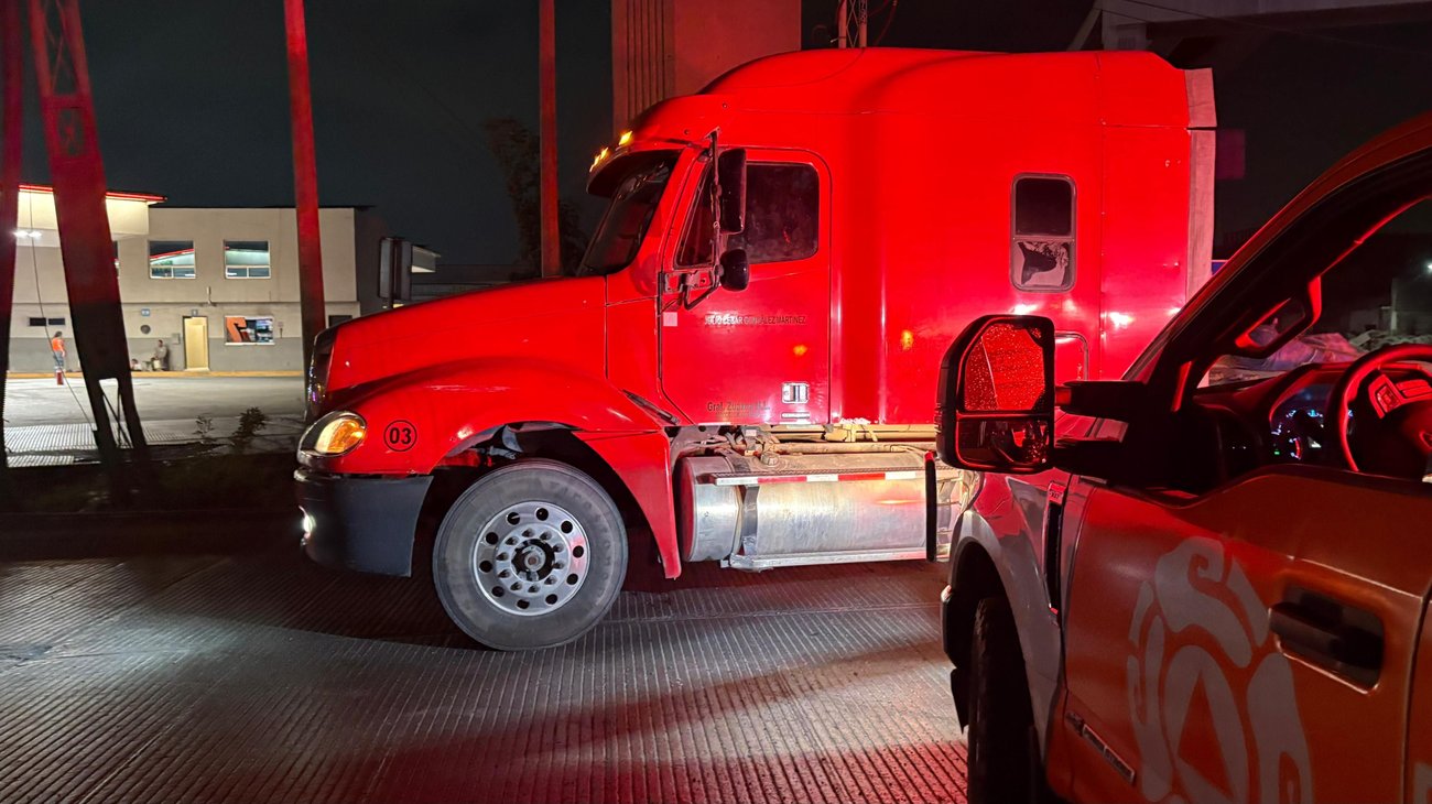 Choque entre auto y tráiler deja tres lesionados en Escobedo