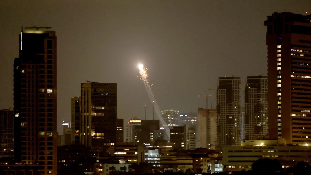 Irán lanza dos oleadas de bombardeos sobre Israel; no hay bajas