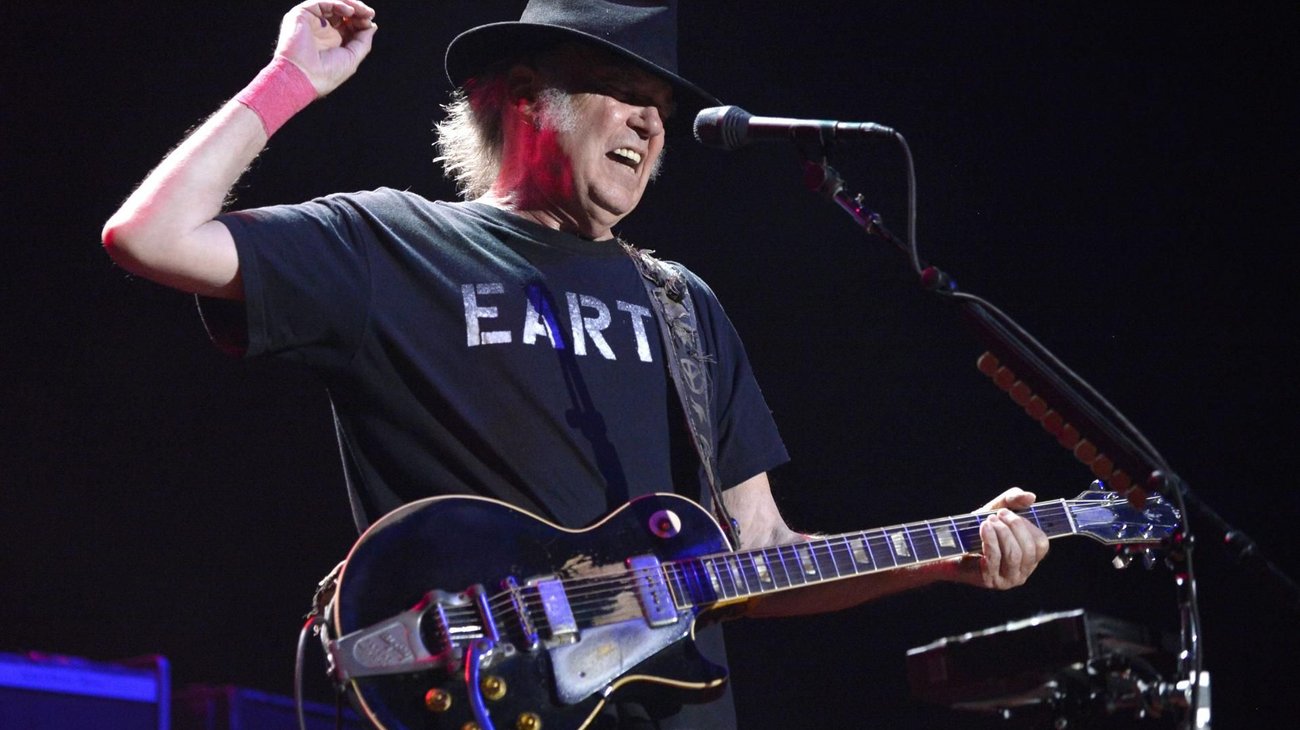 Neil Young abandona Facebook en protesta por política de Meta