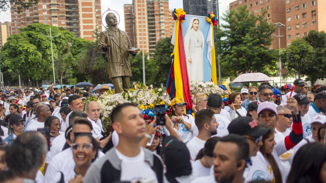 Chavistas celebran canonización de santos venezolanos con marcha