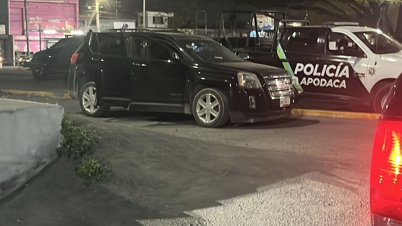 Muere adulto mayor en una camioneta en estacionamiento en Apodaca