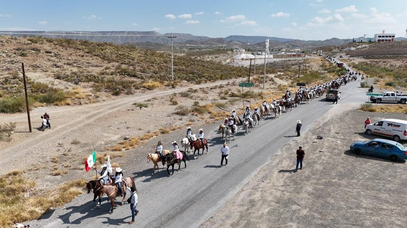 Congrega Cabalgata Rosa a más de 300 participantes en Parras
