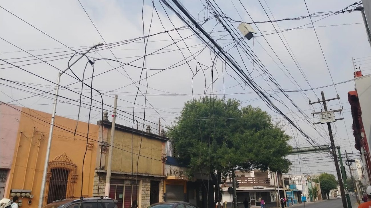 Explota poste de luz y caen cables de alta tensión